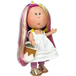 Poupée Nines d'Onil 23 cm - Little Mia avec des cheveux arc-en-ciel et une robe blanche