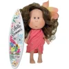Poupée Nines d'Onil 23 cm - Little Mia summer avec des cheveux bruns ondulés et un paréo