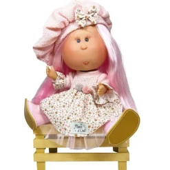 Poupée Nines d'Onil 23 cm - Little Mia avec des cheveux roses lisses et une robe à fleurs