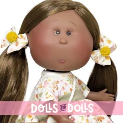 Poupée Nines d'Onil 23 cm - Little Mia brune dans une robe à imprimé naturel