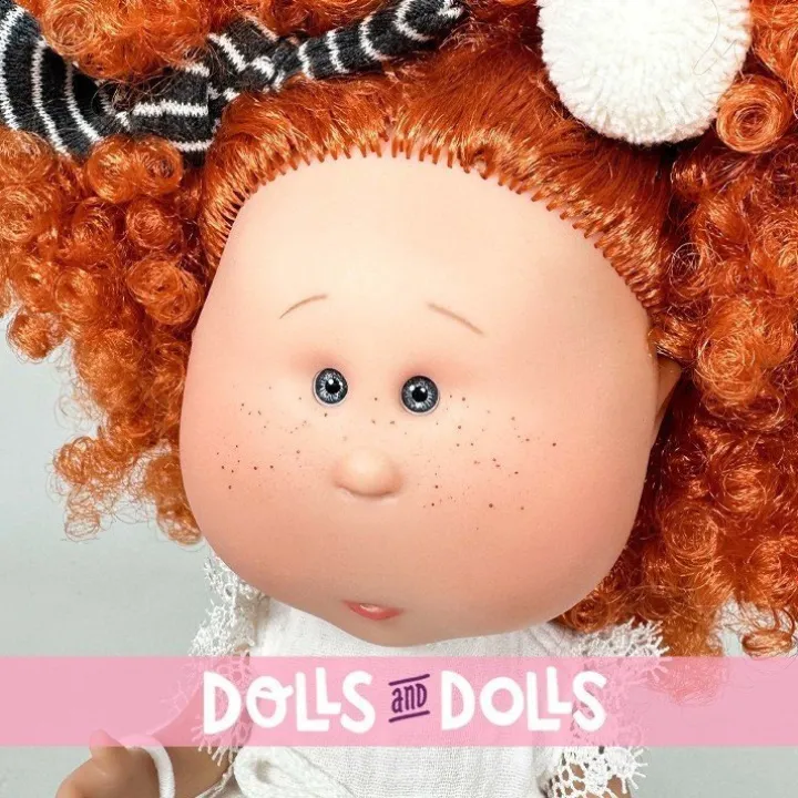 Poupée Nines d'Onil 30 cm - Mia avec cheveux roux, robe blanche et mascotte