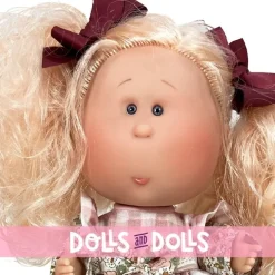 Poupée Nines d'Onil 30 cm - Mia avec des cheveux roses et une robe à carreaux