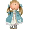 Poupée Nines d'Onil 30 cm - Mia blonde avec une robe arc-en-ciel et un manteau bleu