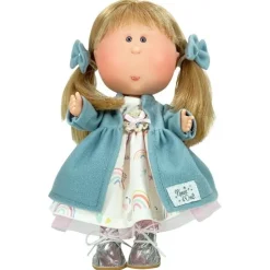 Poupée Nines d'Onil 30 cm - Mia blonde avec une robe arc-en-ciel et un manteau bleu