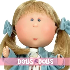 Poupée Nines d'Onil 30 cm - Mia blonde avec une robe arc-en-ciel et un manteau bleu