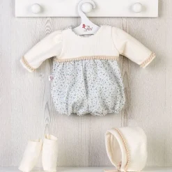 Tenue de poupée Así 43 cm - Tenue beige et imprimé fleurs bleues avec chapeau et chaussons pour Pablo