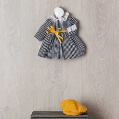 Tenue pour poupée Así 40 cm - Robe vichy noire avec béret tricoté de couleur jaune d'œuf pour poupée Sabrina